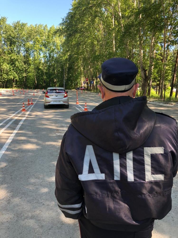  Инспектор ГАИ принимает экзамен у кандидата в водители 