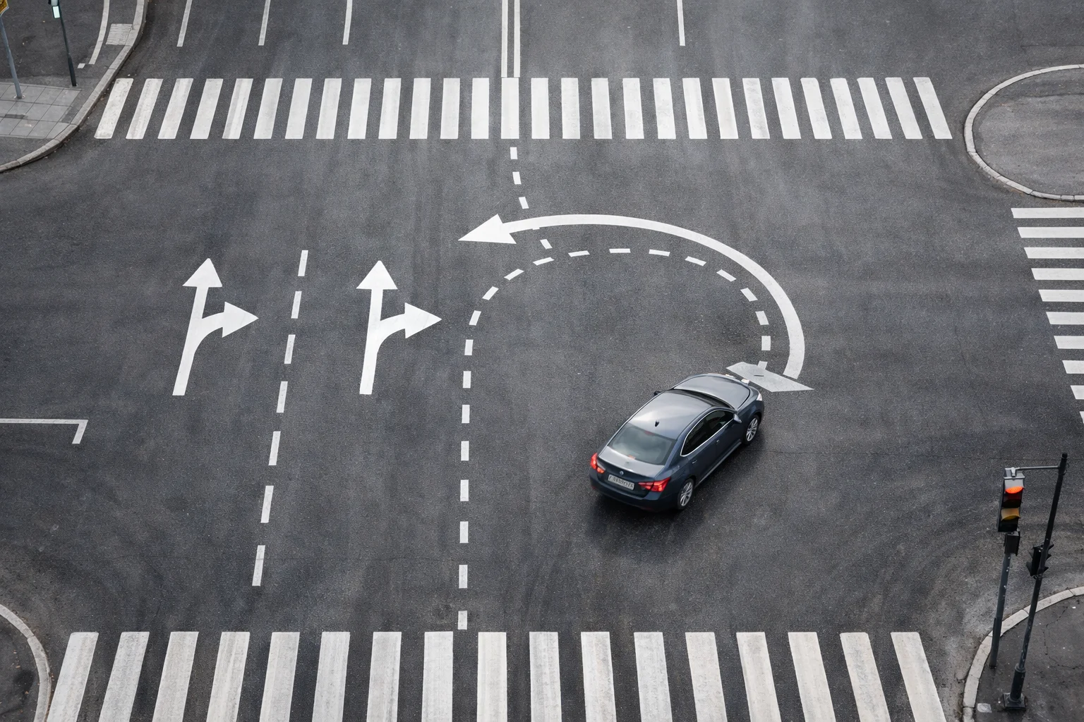 Траектория правильного разворота на перекрёстке по ПДД — схема с разметкой, обучение вождению Тюмень